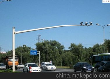 Cina 10m Galvanized Traffic Steel Light Poles With Durable / Single Arm , 600*600*20mm Baseplate pemasok