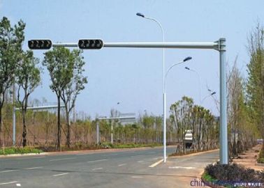 Cina 6.5M Traffic Light Pole Durable Single Arm Outdoor Light Pole With Anchor Bolts pemasok