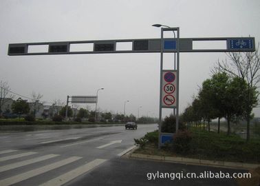 Cina Signal Customization Traffic Light Pole Gr65 4m / 6m Galvanized Road Light Poles pemasok