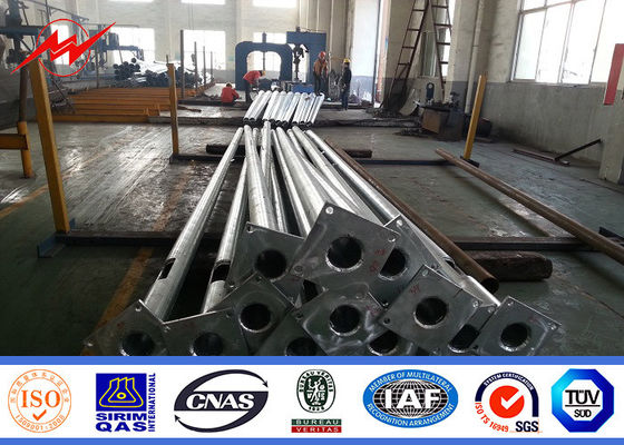 Tiang baja galvanis 7m lengan ganda diparkir untuk penerangan jalan