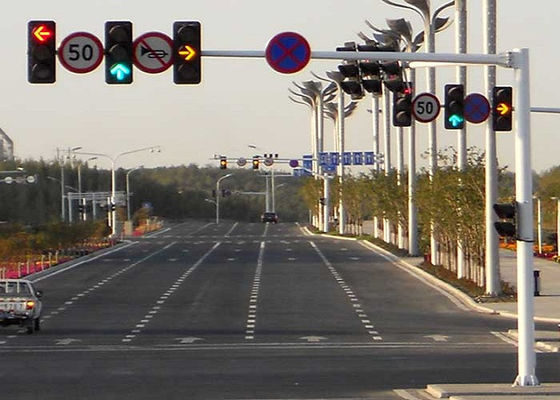 ISO 9001 Durable Single Arm Signal Road Light Pole With Anchor Bolts