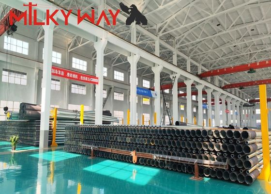 Tinggi pemasangan yang disesuaikan tiang baja galvanis dengan plat dasar berlubang dan pemasangan baut jangkar