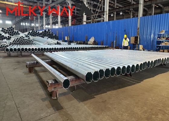 Tinggi pemasangan yang disesuaikan tiang baja galvanis dengan plat dasar berlubang dan pemasangan baut jangkar