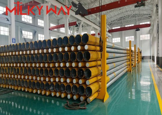 Desain yang dapat disesuaikan beban 300-1000kg 33kv Steel Power Pole dengan Cross Arm Aksesoris untuk aplikasi yang berbeda